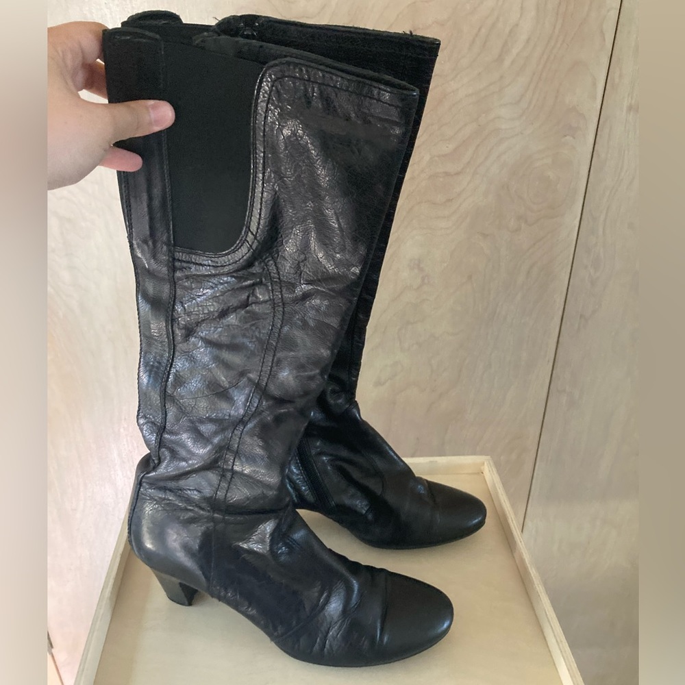 Manas Design - Italy - Black zip up leather boots w/ heel
